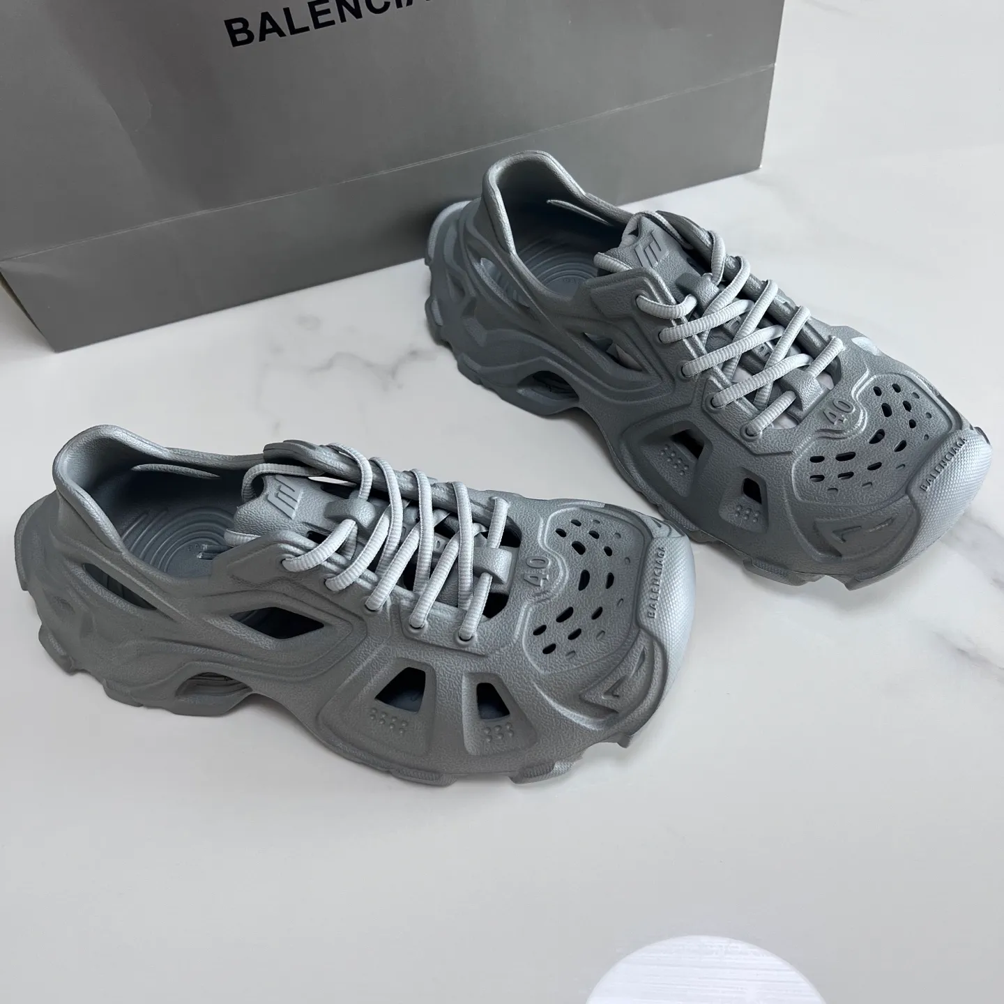👟👟Ex-factory price 380👟👟 Balenciaga must-have beach shoes for summer: Men's and women's shoes are made of ultra-light 95% (injection molding) EVA plastic, 5% foam plastic foam cushioning material #Ultra-lightweight one-piece foam shoe mold ❗ New summer product, French high-end luxury brand - Balenciaga BALENCIAGA 3XL Rubber Low Top Sneakers 3XL version series summer beach wading versatile trendy lace-up casual sports hole sandals. Size: 35-46